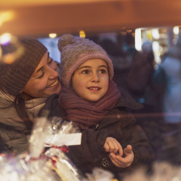 Weihnachtsmarkt Frau und Kind